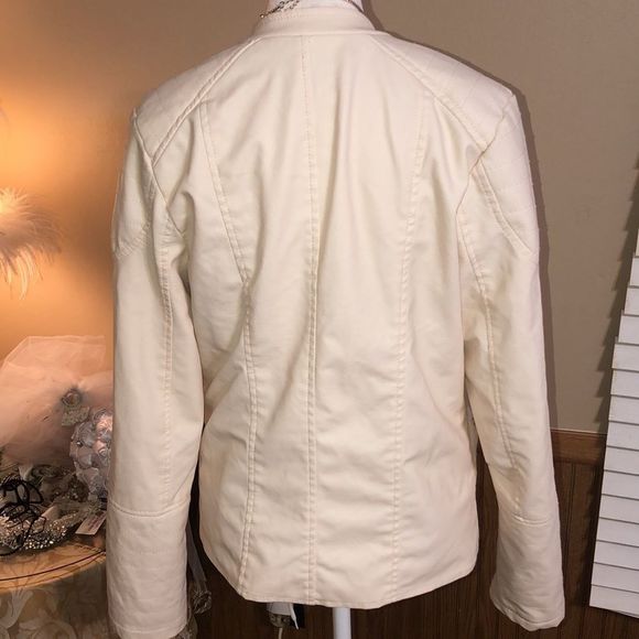 B Sweet leather like cream motorcycle style jacket size large feels fabulous - Picture 7 of 10